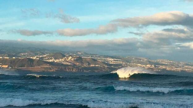 Este sábado comienza a notarse el oleaje en la zona de La Isleta (Gran Canaria). /  Ramses Díaz