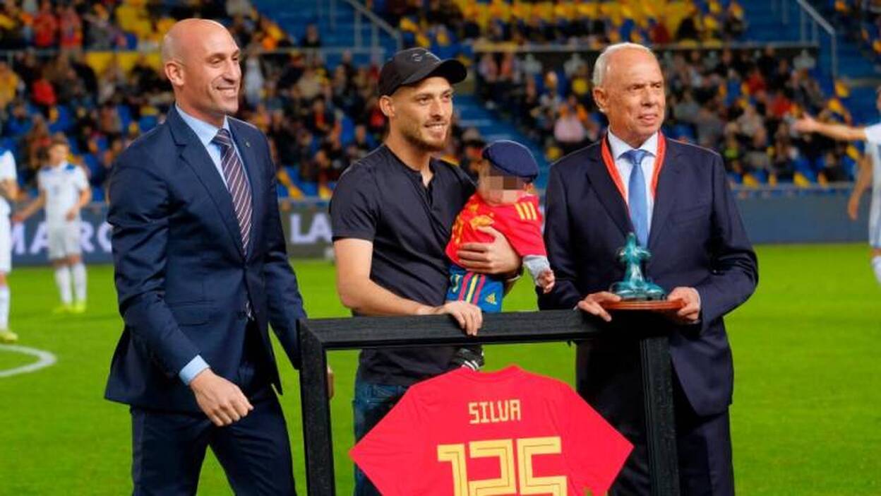 David Silva hace el saque de honor en el amistoso España-Bosnia