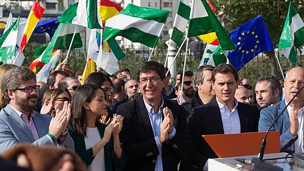Juan Marín, junto al presidente de Cs, Albert Rivera; y la portavoz nacional de Cs, Inés Arrimadas.