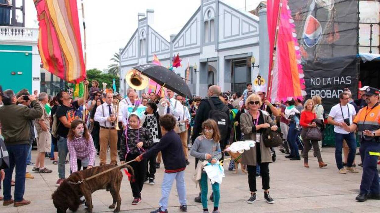 La capital se deleita con el pasacalles del Womad