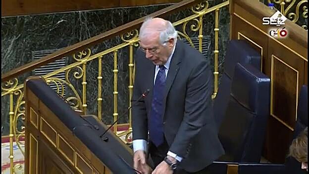 Rufián llama fascista a Borrell, que recibe un escupitajo