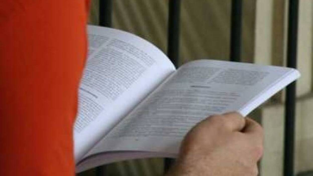 Más de mil presos se han matriculado en la UNED, con Derecho a la cabeza