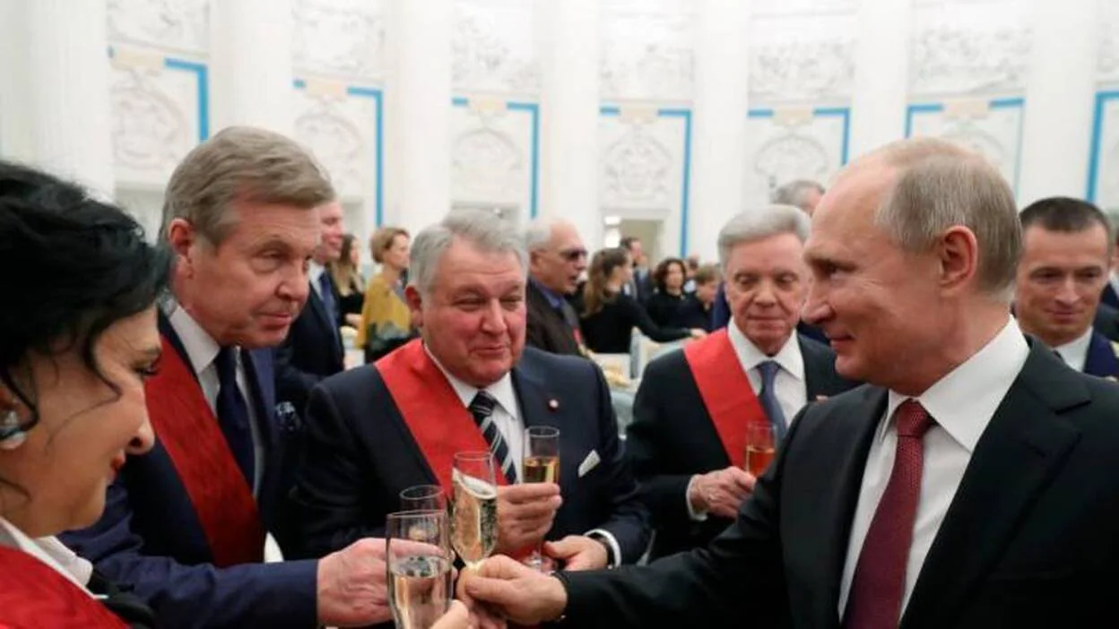 Putin advierte a Ucrania y Rusia encarcela a marineros ucranianos