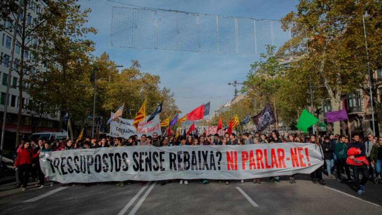 El Gobierno catalán afronta una ola de protestas contra los recortes