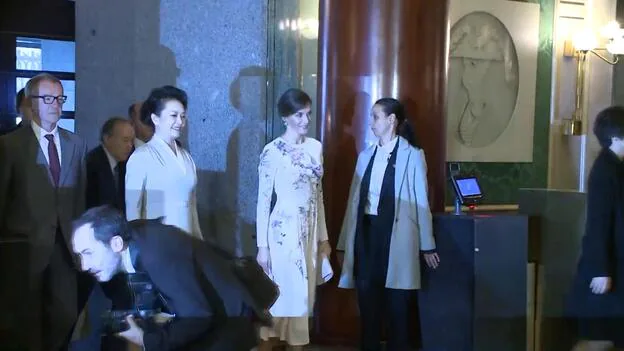 La reina Letizia rinde homenaje a China con su estilismo