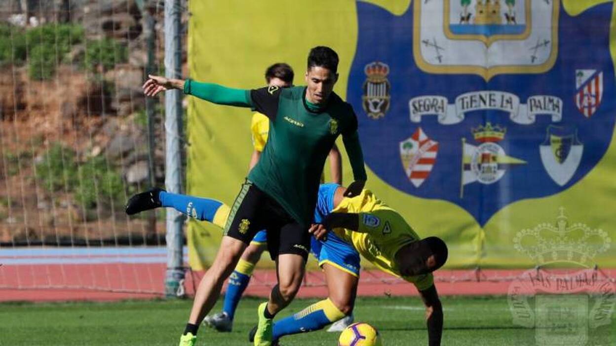 Partidillo del primer equipo con un combinado de la base