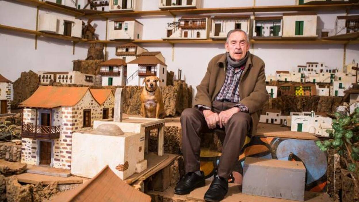 84 años y con belenes por hacer