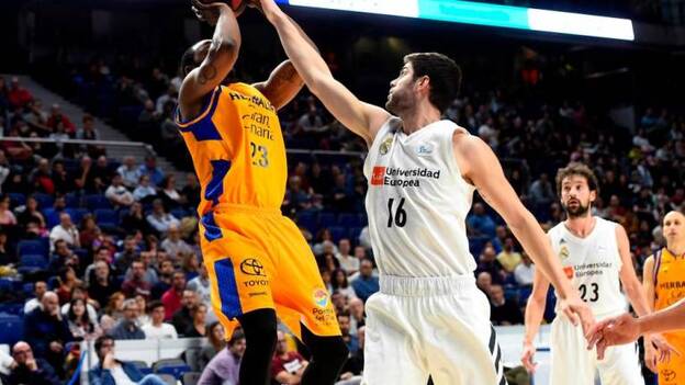 El jugador del Real Madrid Santiago Yusta y el jugador del Herbalife Gran Canaria Chris Evans, durante el parido de la Liga Endesa disputado en el Wizink Center en Madrid. / Efe.