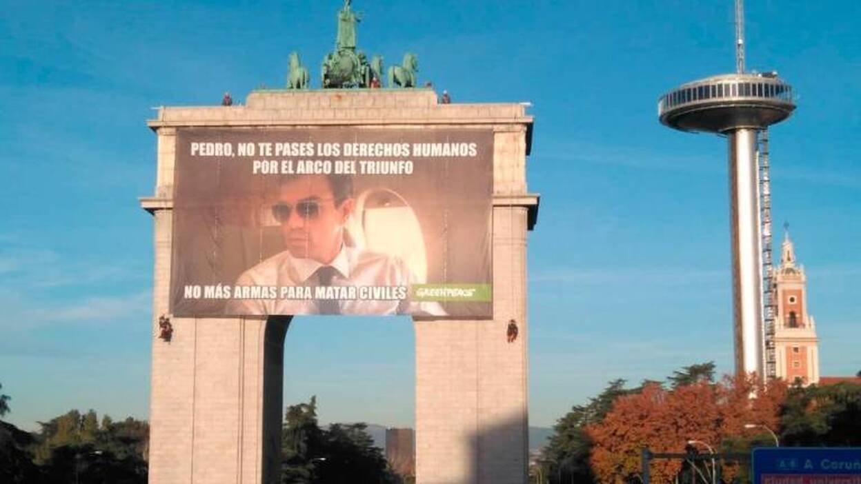 Greenpeace exige a Sánchez el fin de la venta de armas con un cartel gigante