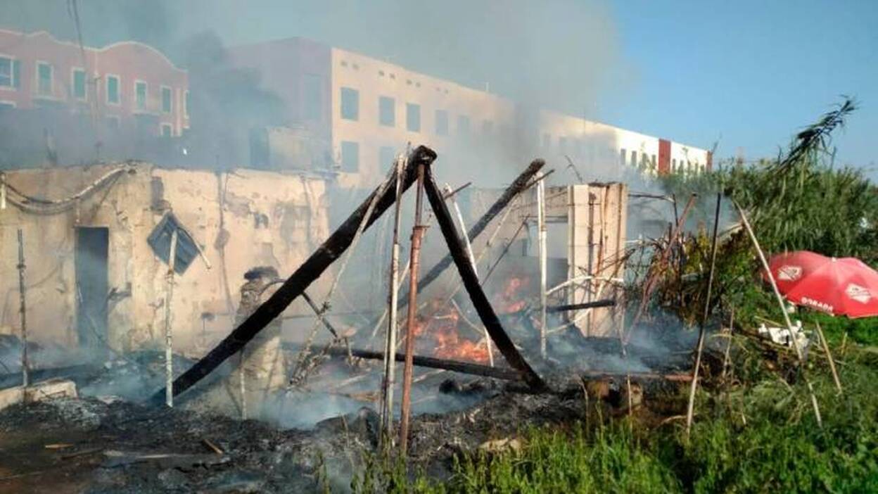 Un incendio devora una infravivienda de Arucas