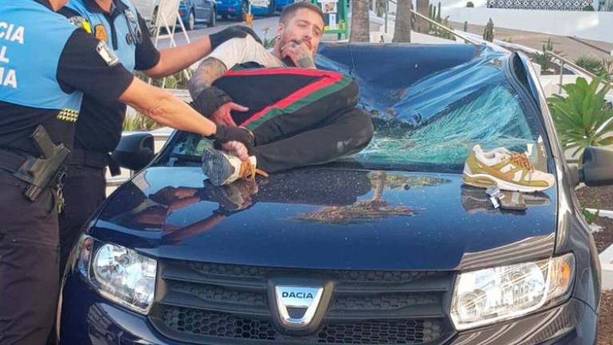 Un turista drogado se tira de un balcón en Playa del Inglés