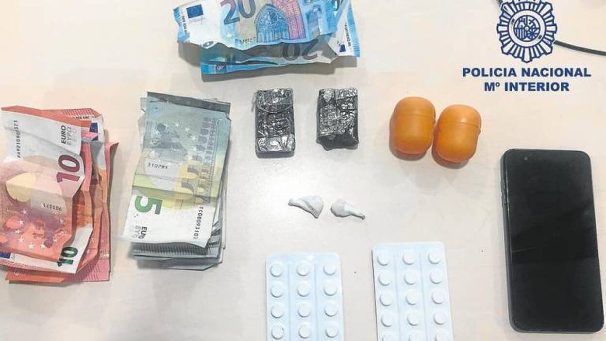 Vendía cocaína y hachís en un portal de Castillo del Romeral