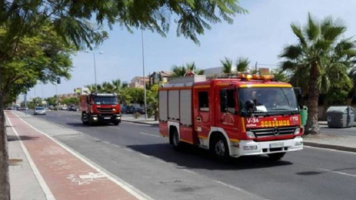 Tres afectados por inhalación de humo en un incendio en una vivienda