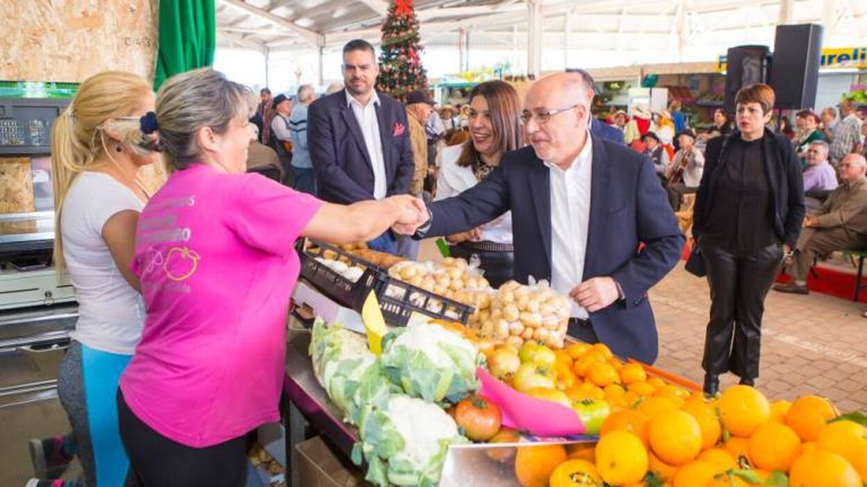 El Mercado abre y se llena de clientes
