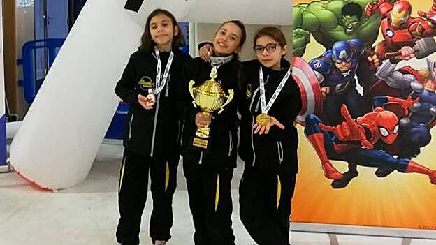 Adriana Rodríguez (derecha) y Abril de La Guardia (izquierda), cosecharon metales en un excelente certamen continental para el Club Goduro de la capital grancanaria. / C7.