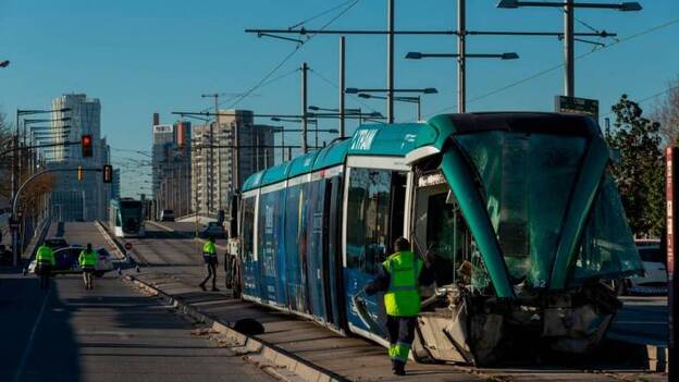 Personal del Trambesòs junto al convoy que ha sufrido un accidente hacia las 08:45 en la estación de Sant Adrià (Barcelona), y que ha provocado cuatro heridos. / Efe.