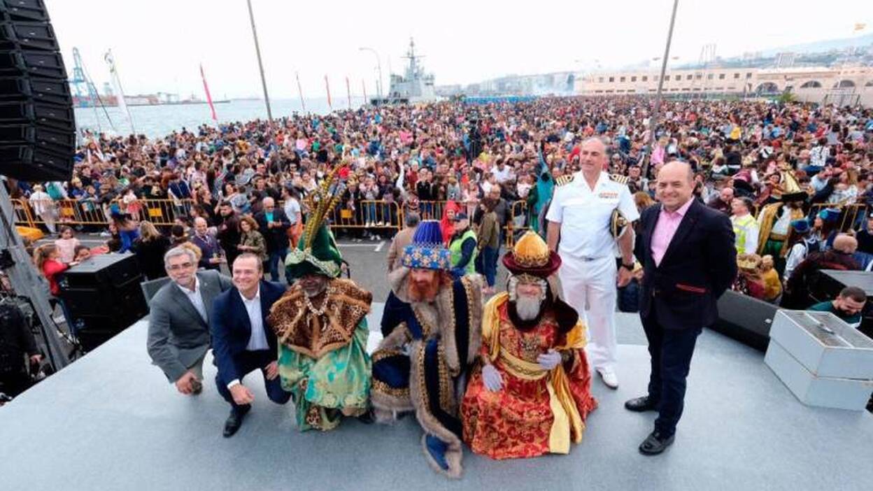 Miles de personas reciben  a los Reyes Magos en la Base Naval