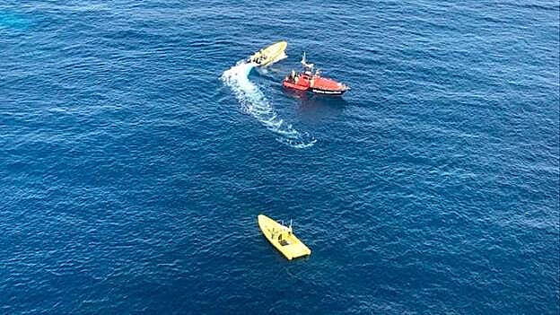 Buscan al tripulante del barco incendiado