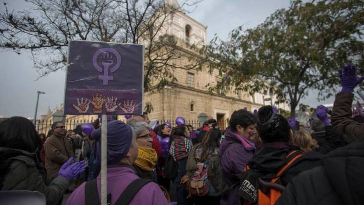 Cientos de manifestantes en la movilización feminista ante Parlamento andaluz