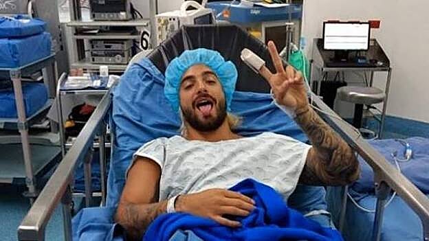 Maluma se somete a una cirugía por la rotura de ligamentos de su rodilla