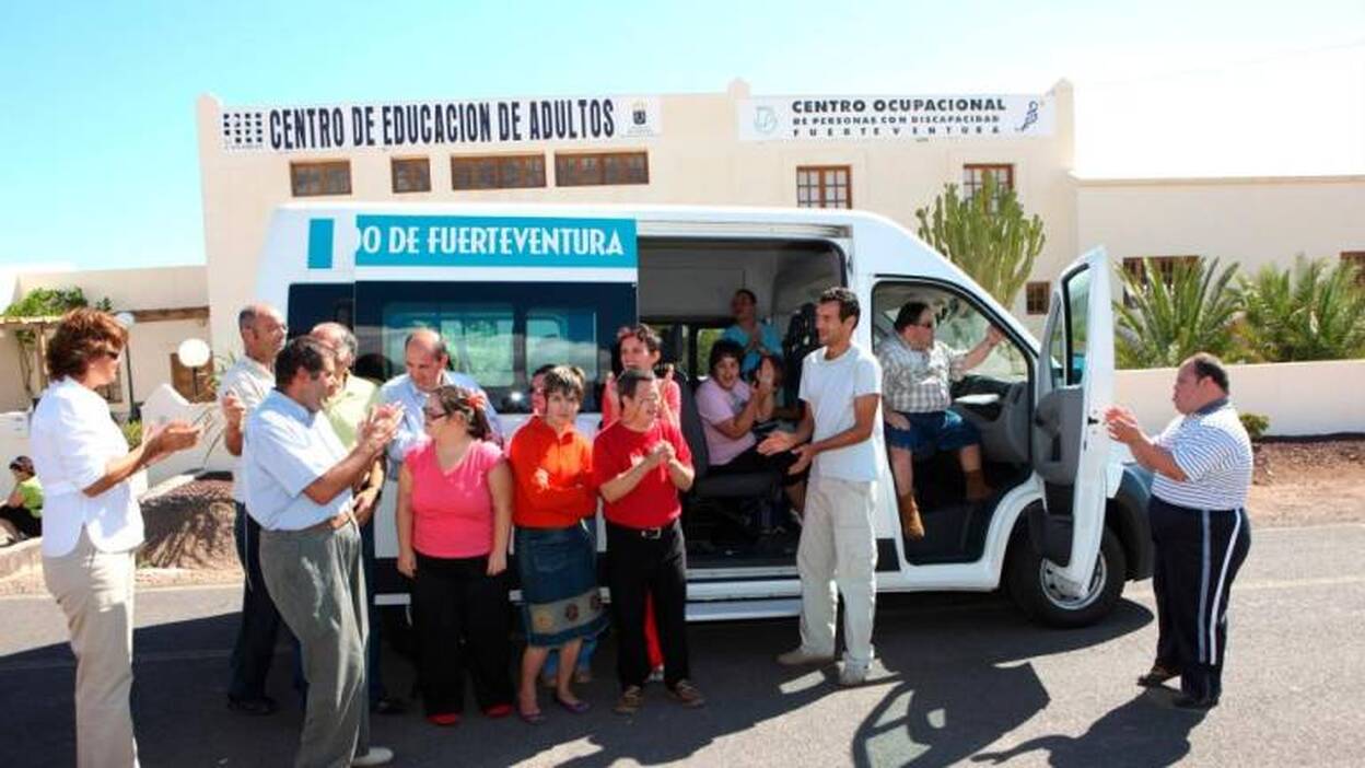 El Cabildo deja sin transporte a los 35 usuarios de los centros de día