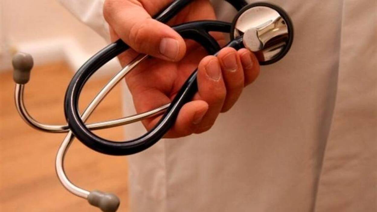Los médicos denuncian la contratación de recién licenciados