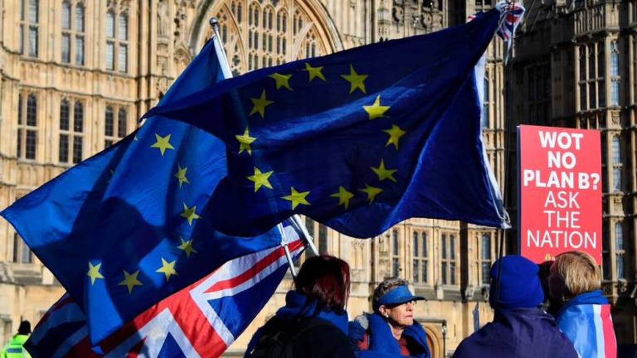 Bruselas no ve cambios en el plan B de May y reitera que no reabrirá acuerdo
