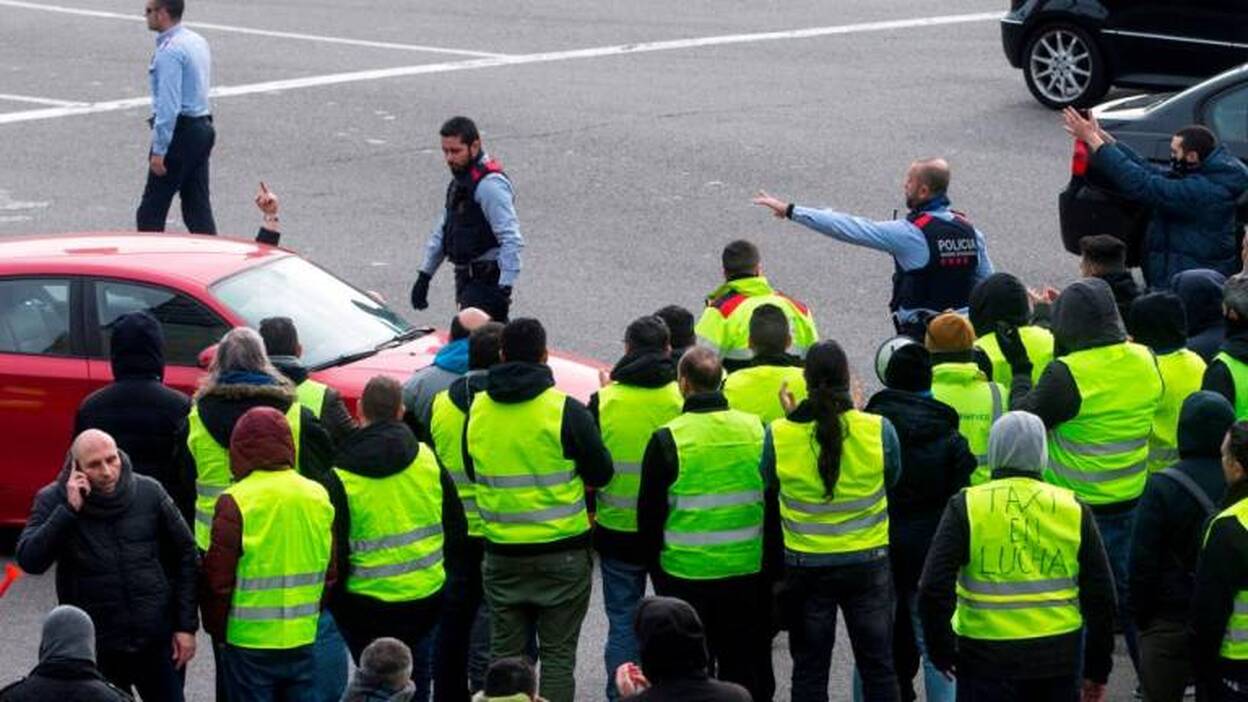 Los taxistas de Madrid aceptan la mediación de la CEIM en el conflicto, pero mantienen el paro