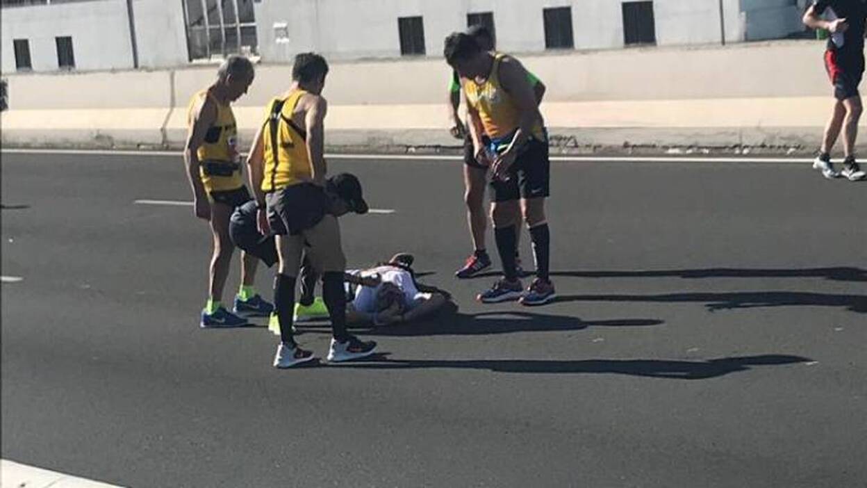 Un participante cae desmayado en la Maratón