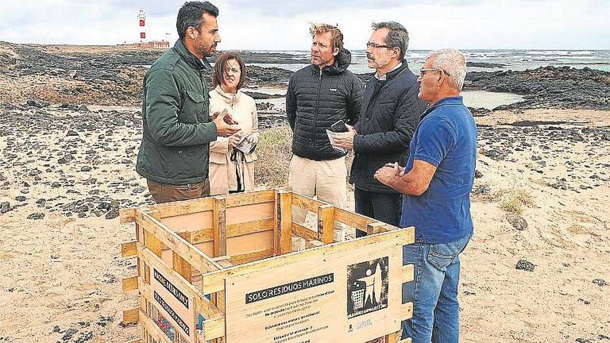 La campaña ‘Playapallet’ recoge basura entre Corralejo y El Cotillo