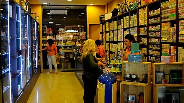 Existen cerca de 3.000 puntos de venta de tabaco en las islas, además de 6.500 máquinas expendedoras a los que distribuyen los mayoristas y distribuidores asociados. / C7