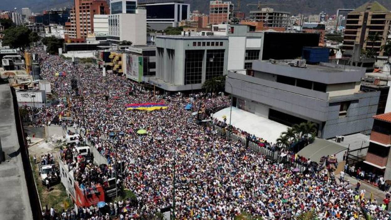 Maduro jura defender a Venezuela de la misma forma que Guaidó