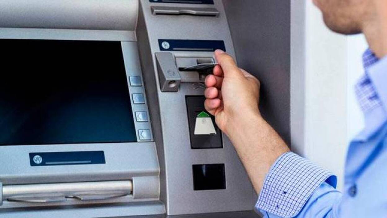 Roba 600 euros olvidados por el anterior cliente en un cajero