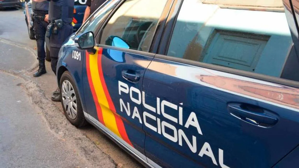 Embiste borracho a un motorista, le insulta y huye al llegar la Policía