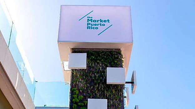 El totem que preside la entrada a The Market Puerto Rico alberga el jardín vertical principal del centro comercial, que no deja a nadie indiferente. / C7
