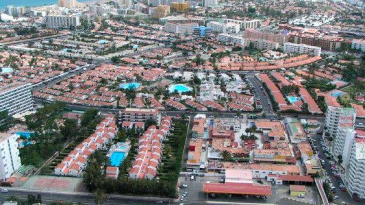 Se masturba en la piscina de un hotel