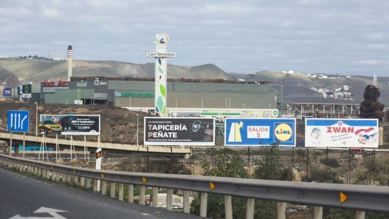 Urbanismo solo puede retirar ya 12 de las 112 vallas en la autovía GC-1