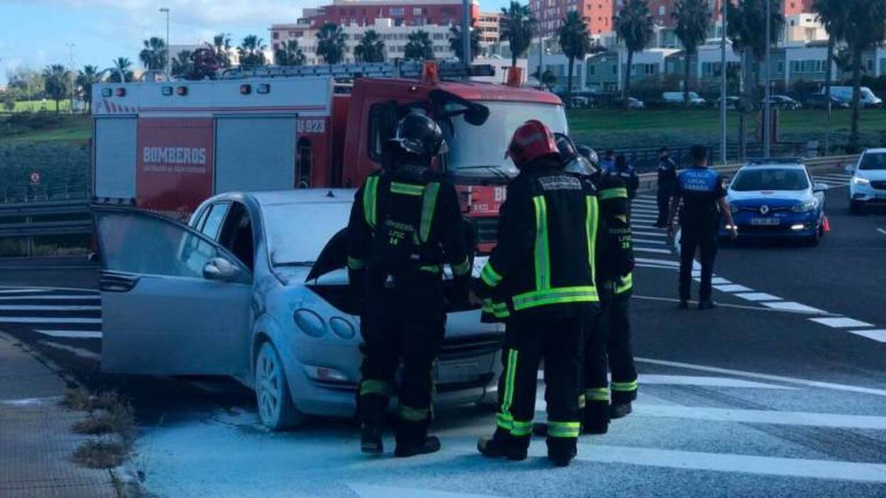 Arde un turismo en la rotonda del Negrín