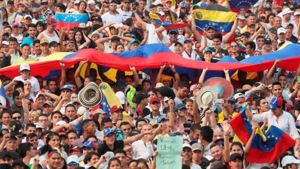 Miles de personas en el inicio del festival Venezuela Aid Live