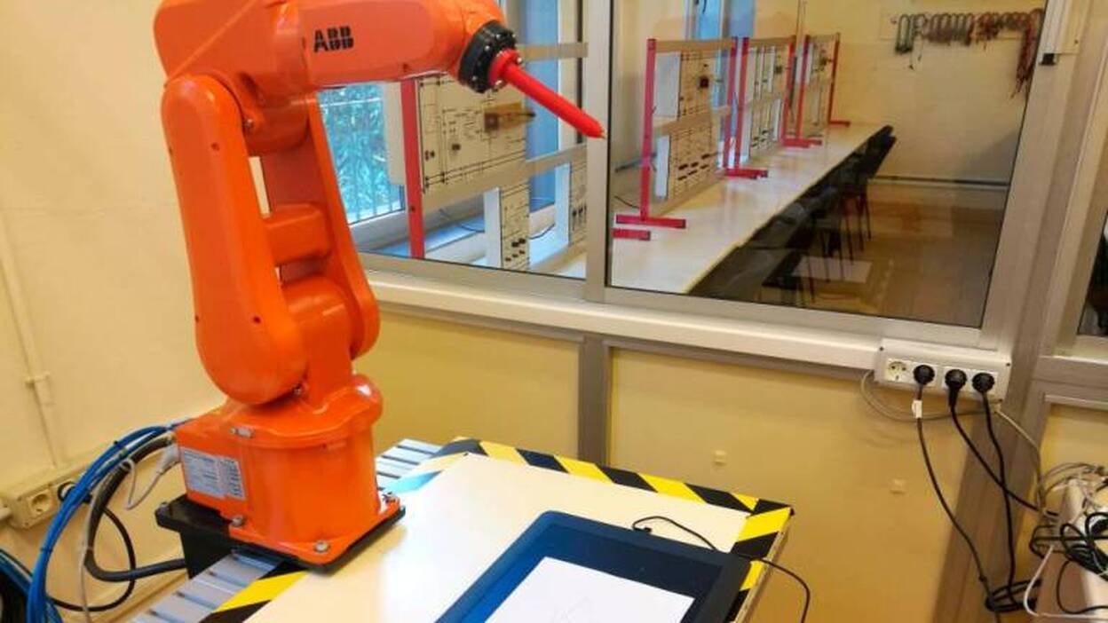 Crean un brazo robótico capaz de  verificar firmas manuscritas