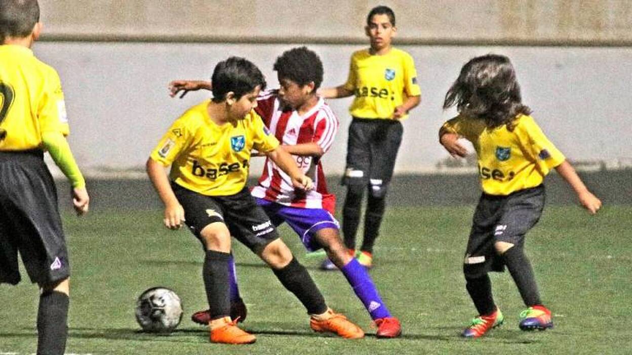 El Atlético GC B sufre para seguir de líder
