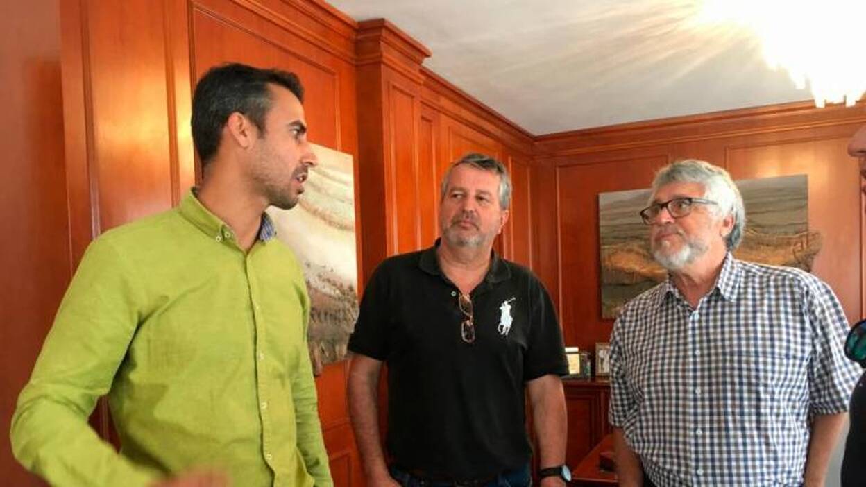 La Oliva echa una mano a los  propietarios de las chozas de Lobos