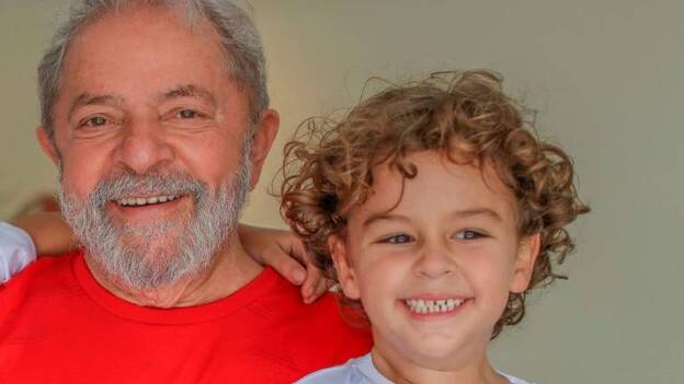 Lula da Silva, junto a su nieto Genival Inácio da Silva, conocido como Vavá. / Efe.