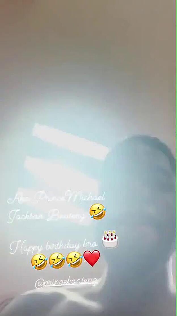 Boateng imita a Michael Jackson ¡en calzoncillos!