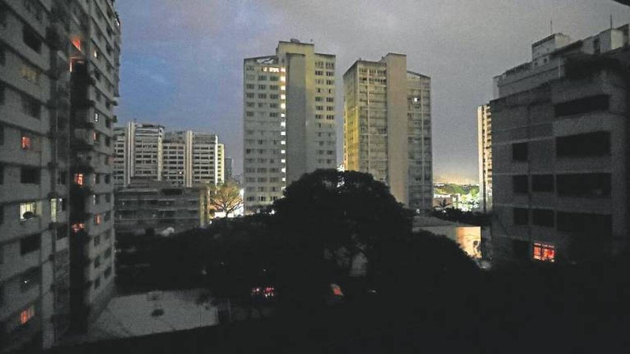 Maduro culpa del apagón en 15 estados a la «guerra eléctrica»