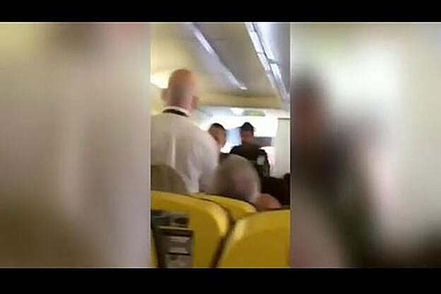 Pelea a mordiscos en un vuelo hacia Canarias