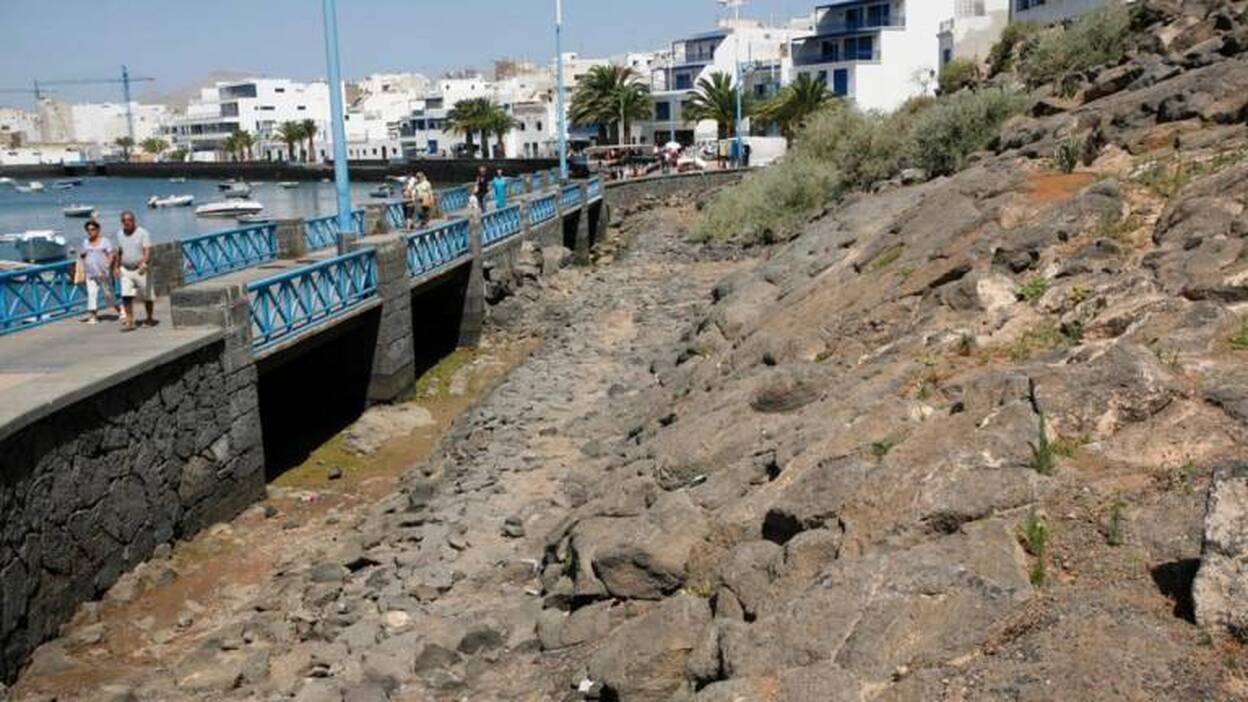 Ciudadanos pide agua en las fuentes de Arrecife