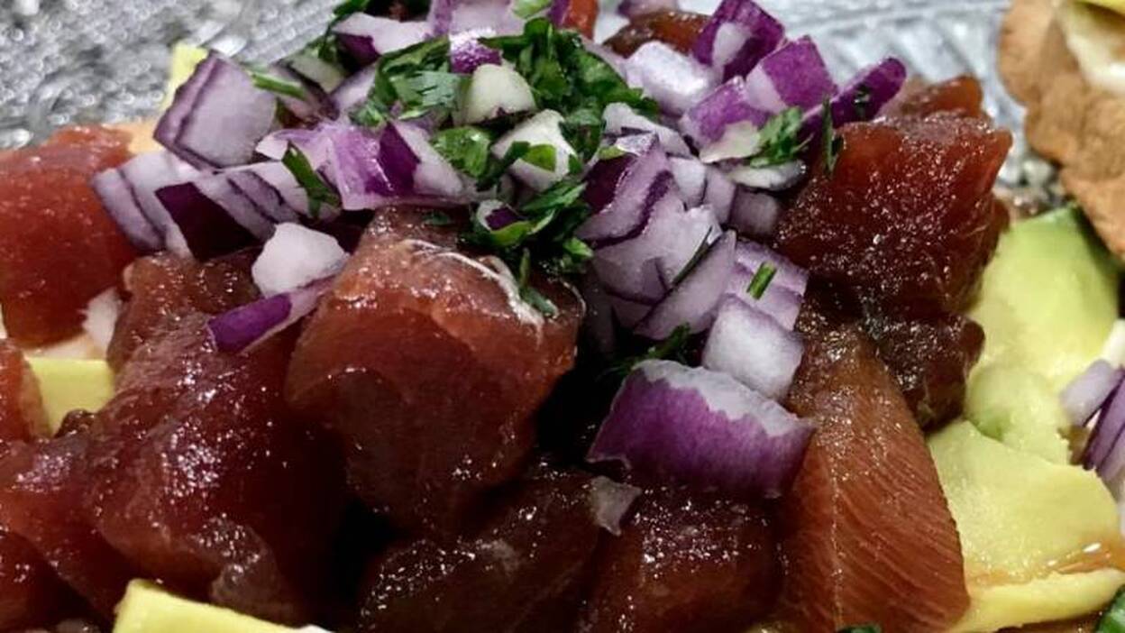 Tostas de atún rojo (con mayonesa picante)