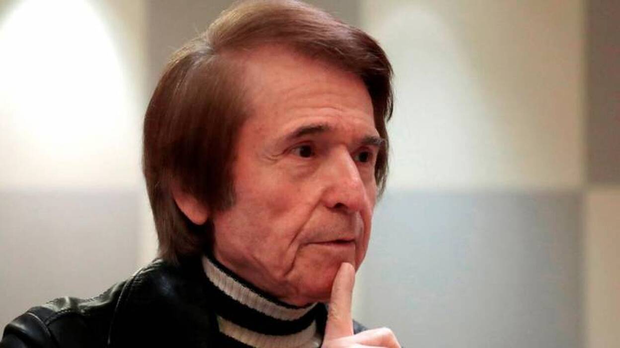 Raphael aplaza su concierto en Moscú por un resfriado