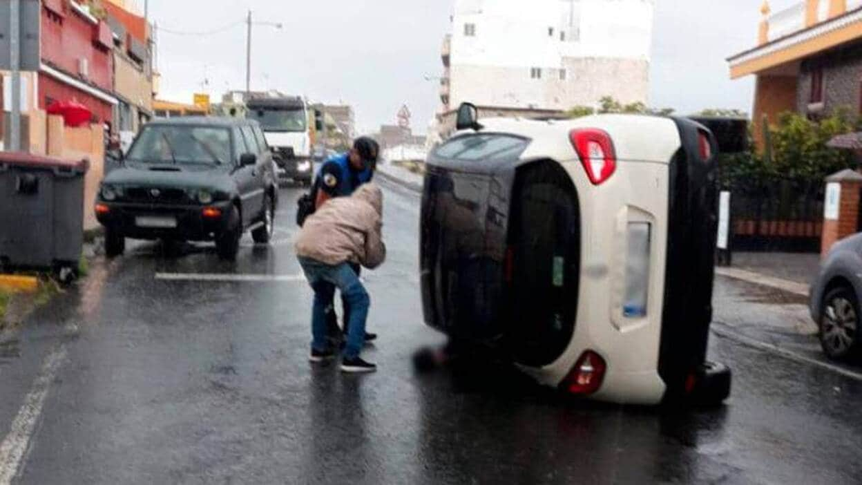 Grave tras volcar con su vehículo en Almatriche